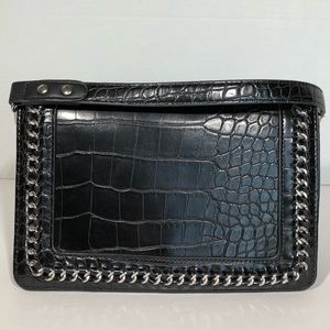 TOPSHOP CRUZ CHAIN TRIM FAUX LEATHER CROSSBODY BAG IN BLACK